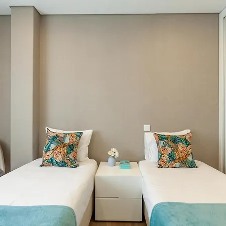 Flamingo In Center - Minho's Guest * בראגה