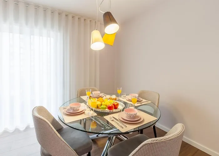 Flamingo In Center - Minho's Guest *