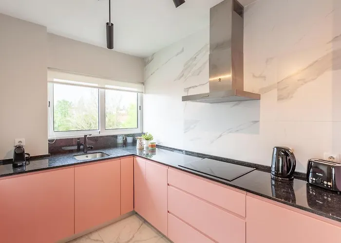 Flamingo In Center - Minho's Guest